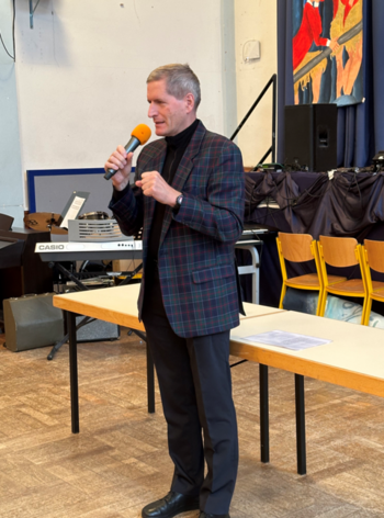 Professor Kirchhof bei seinem Vortrag vor Mitgliedern der Regionalgruppe Köln.