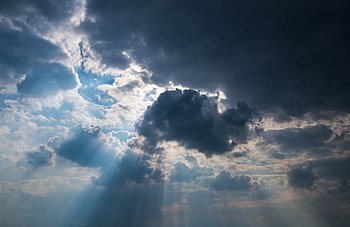 Bild: Das Bild ist ein Symbolbild: Sonnenstrahlen durchstoßen die Wolken, wie gute Gedanken die schlechten.