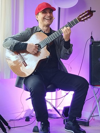 Alejandro Leon mit seiner Gitarre während des Konzertes