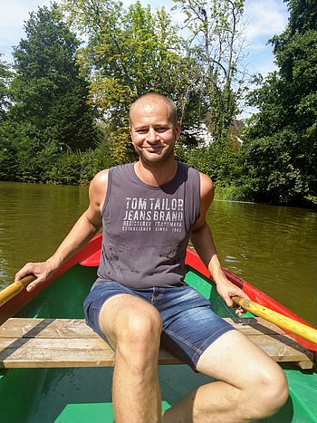 Andreas sitzt in einem Ruderboot