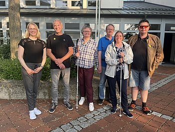 Teilnehmer des PRO RETINA Schulprojektes und des BBSB stehen vor dem Landratsamt Coburg