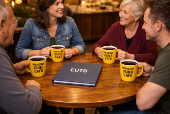 Zwei Männer und zwei Frauen sitzen an einem Tisch. Jeder hat eine gelbe Tasse mit der Aufschrift PRO RETINA Usher Cafe vor sich. Ein Buch mit dem Titel EUTB liegt auf dem Tisch.