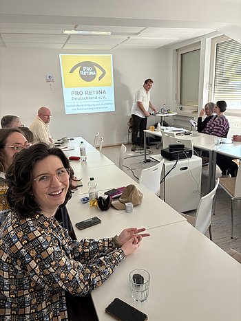 Interessierte Teilnehmer des "Jungen Forums Wiesbaden" folgen den Ausführungen von Markus Bernrieder