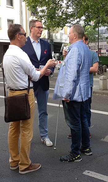 Wolfgang Schweinfurth, Leiter der Regionalgruppen, im Gespräch mit Alexander Schweitzer, Minister für Arbeit, Soziales, Transformation und Digitalisierung des Landes Rheinland-Pfalz 