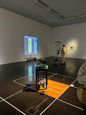 Teilnehmer vor einer der Kunstinstallationen