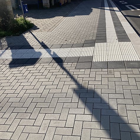 Barrierefreie Bushaltestelle ©PRO RETINA kontrastreiche Bodenindikatoren an einer Bushaltestelle