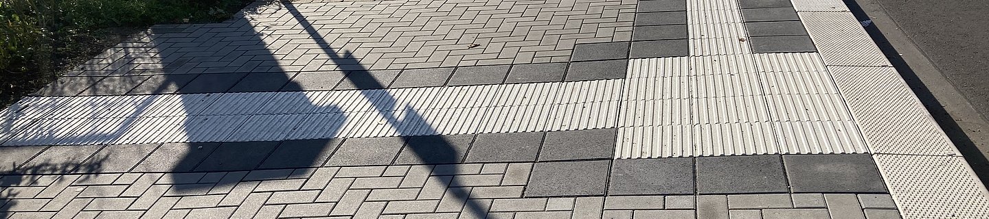 Barrierefreie Bushaltestelle ©PRO RETINA kontrastreiche Bodenindikatoren an einer Bushaltestelle