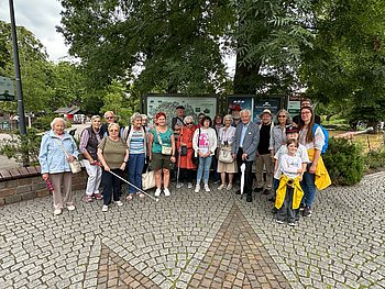 Mitglieder der Regionalgruppe bei ihrem Besuch im Kölner ZOO. Im Vordergrund links Gerdi Hugoth, die aktuell die Regionalgruppe leitet. Da kann ihr Langstock auch schon mal den Takt angeben. 