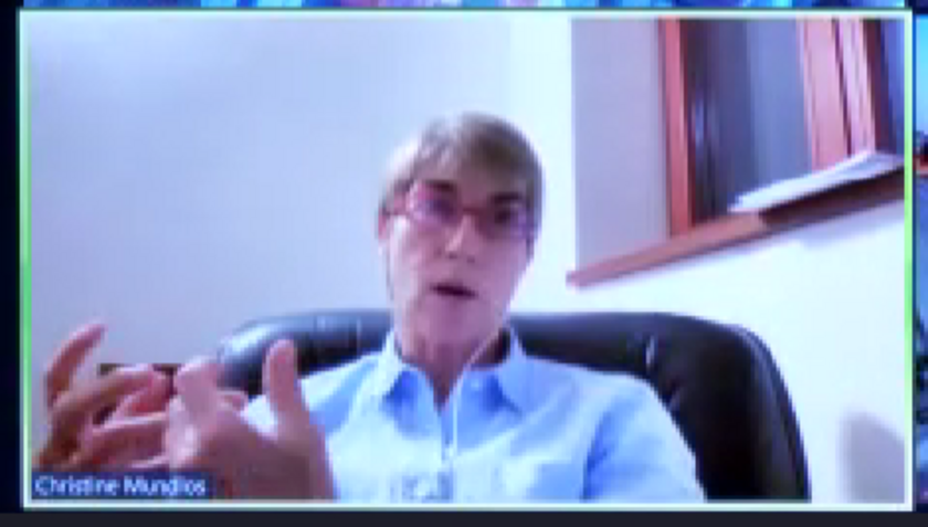 Dr. Christine Mundlos, ACHSE (Foto: ©PRO RETINA) Gestikulierende Teilnehmerin einer Zoom-Konferenz auf dem Bildschirm.