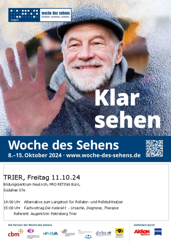 Es handelt sich um einen Flyer. Im oberen Teil des Flyers befindet sich ein älterer Herrm der eine eine Hand hinhält. Sein Gesicht und die Hand sind deutlich zu erkennen. Um ihn herum ist es unscharf. Es steht der Slogan "Klar sehen" im auf den unscharfen Hintergrund. In der mitte des Flyers steht in weißer Schrift auf blauen Untergrund " Woche des Sehens", 8.-15. Oktober 2024, www.woche-des-sehens.de. Im unteren Teil wird auf ein Programm hingewiesen.