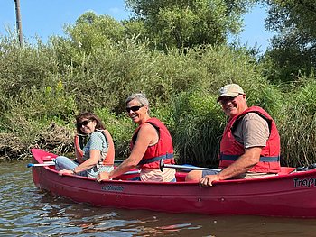 Teilnehmende im Kanu
