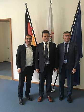 Foto von Franz Badura (l.) und Markus Georg (r.) mit Herrn Dr. Dusel (m.)