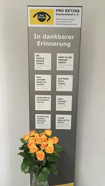 Die Gedenkstele der PRO RETINA. Darauf verewigt: Dr. Gisela Braun (2005), Mary Elise Frehse (2009), Emil Johann Grzella (2009), Gertrud Seck (2009), Margarete Reinhardt (2015), Anni Freund (2019), Hubertine Hedwig Köhnen (2019) und Jakob Hans Otto (2019).
