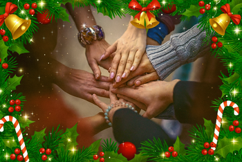 Mehrere Hände verschiedener Personen liegen in einer gemeinschaftlichen Geste übereinander. Das Bild ist von einem weihnachtlichen Rahmen aus Tannenzweigen, roten Beeren, goldenen Glocken, Schleifen, Zuckerstangen und funkelnden Lichtern umgeben, wodurch eine festliche und warme Atmosphäre entsteht.
