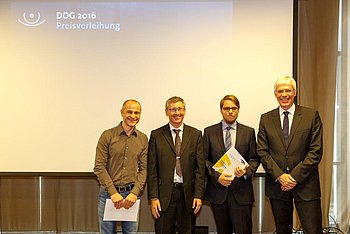 Foto: ganz links außen der Retinitis Pigmentosa Preisträger Dr. rer.nat. Elvir Becirovic, Franz Badura, MD-Forschungspreisträger Dr. Felix Grassmann und DOG-Präsident Prof. Dr. Horst Helbig.