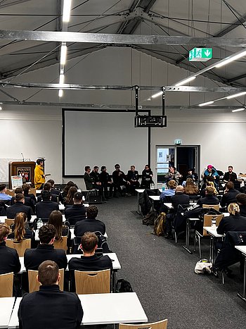 Polizisten im Hörsaal