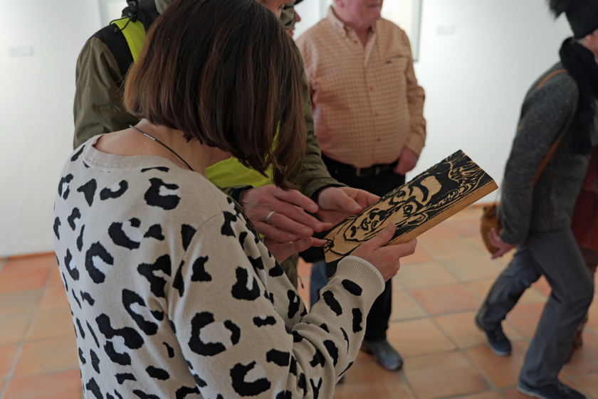 Marions und Thomas' Hände tasten den Druckstock ab.