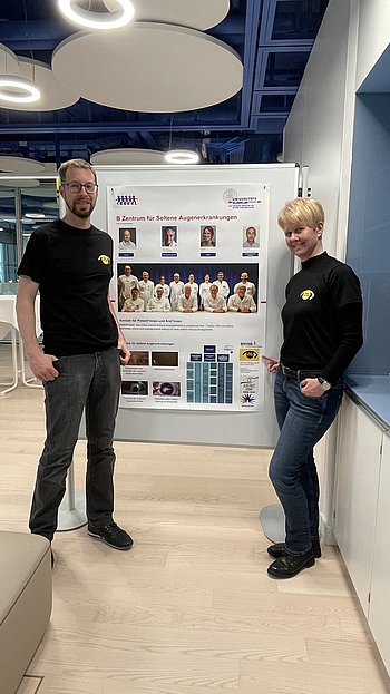 Hinweisplakat in Ausstellung zum Tag der seltenen Erkrankungen mit PRO RETINA Logo