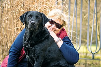 Bild von Heike Ferber mit ihrem Hund