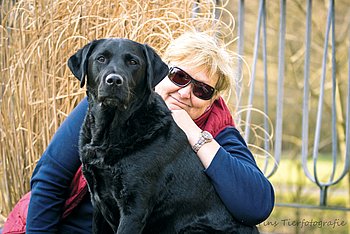 Heike Ferber mit ihrem Hund Bild von Heike Ferber mit ihrem Hund