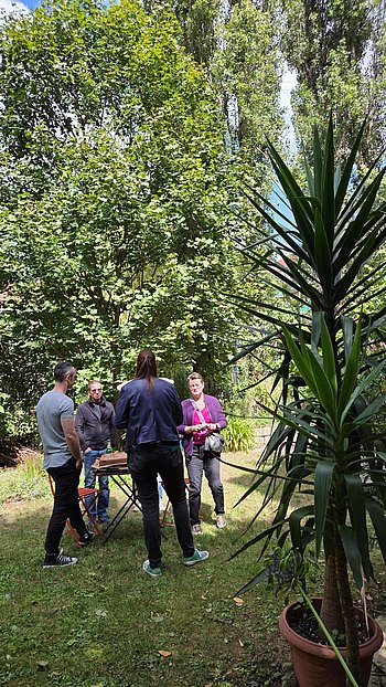 Konzertpause: Pizza essen im Garten