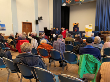 RG_Koeln_Weihnachtsfeier_2023 In der Aula des Ursulinengymnasiums: auf der Bühne von links nach rechts: Herr Geoger, Herr Dr. Kramp, Herr Müller, Frau Palm, Frau Riedlowski
