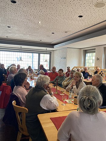 Foto zeigt Mitglieder der Regionalgruppe Trier beim Zusammensein