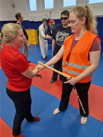 Zwei Frauen übeb sich in der Abwehr- und Angriffshaltung.