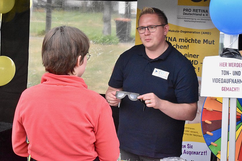 Der EUTB® Berater zeigt einer Frau eine Simulationsbrille