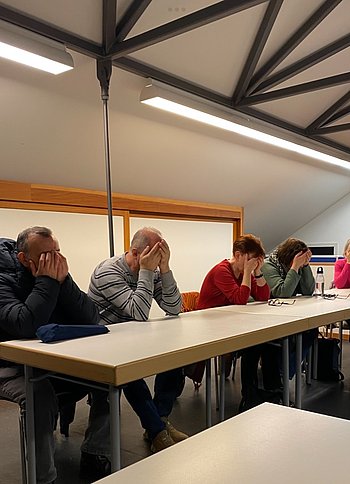 Entspannungsübung im Sitzen