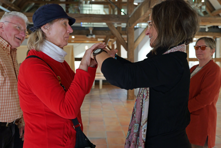 Oda formt mit ihren und Marthas Händen die Umrisse des Kunstwerks von Burga Endhardt. Martha erkennt die Umrisse eines Ballkleides.