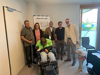 Marc-Oliver Klett, Koordinator und Berater am Standort Tübingen, Kerstin Griese, Parlamentarische Staatssekretärin, Sylvester Sachse-Schüler, Dr. Martin Rosemann, Jörg-Michael Sachse-Schüler, Mitglied des Vorstands von PRO RETINA, vorne Praktikantin Frau Scheible und Führhund Antoine.