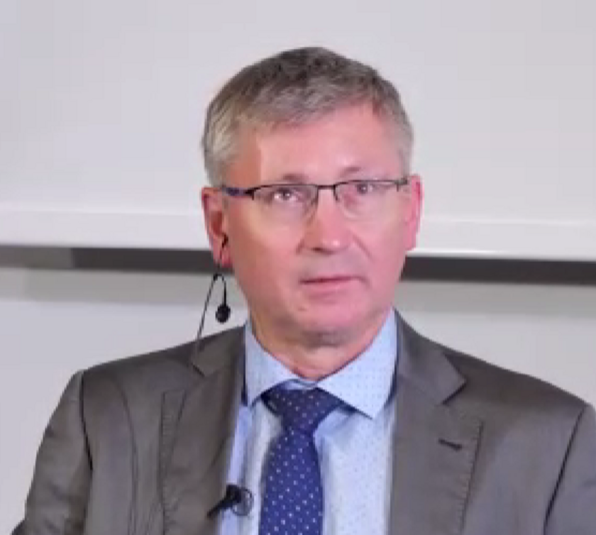 Franz Badura, politischer Referent der PRO RETINA (Foto: ©PRO RETINA) Mann mit graumeliertem Haar, Brille, Kopfhörer im rechten Ohr, der ein graues Sakko, hellblaues Hemd und blaue Krawatte, trägt. Porträtaufnahme.