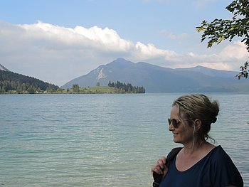 Bild von Christiane Christiane steht vor einem See