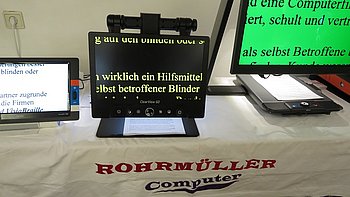 Drei Lese- und Vorlesegeräte