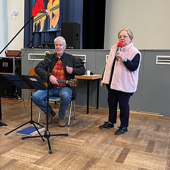 Frau Hugoth bedankte sich bei Herrn Schwanenberg.