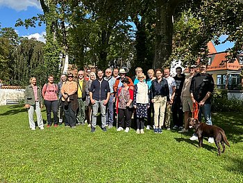 Gruppenfoto der anwesenden Mitglieder der Regionalgruppe im Schlossgarten