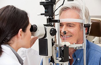 Man Undergoing a Visual Field Test Regelmäßige Besuche beim Augenarzt sind wichtig, um Krankheiten früh zu erkennen (Bild: fotolia.com).