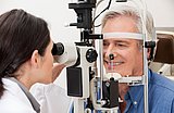Man Undergoing a Visual Field Test Männliner Patient wird von Augenärztin untersucht.