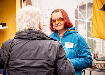 Die Initiatorin des Tages der Inklusion in Rodgau, Helga Johannes, im Gespräch. Foto: Mihael Prebezac