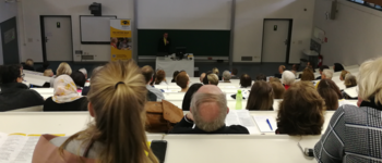 Hörsaal der makula Fachtagung Blick von ob in den Hörsaal während eines Vortrages