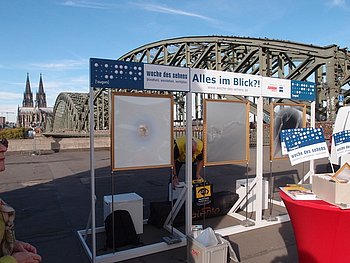 Foto zeigt den PRO RETINA Stand zur Woche des Sehens, Vis-a-vis vom Kölner Dom, auf der Deutzer Seite der Hohenzollernbrücke, 