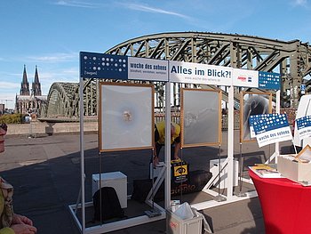 Trübe Aussicht auf den Dom Foto zeigt den PRO RETINA Stand zur Woche des Sehens, Vis-a-vis vom Kölner Dom, auf der Deutzer Seite der Hohenzollernbrücke,