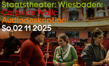 Besucher vor dem Theatersaal