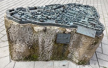 Siegens Oberstadt Abgebildet ist das Tastmodell der Siegener Oberstadt mit deren Gassen und Gebäude sowie die dazugehörige Braillebeschriftung. Unter dem aus der Vogelperspektive fotografierten Tastmodell erkennt man das Pflaster der Kölner Straße
