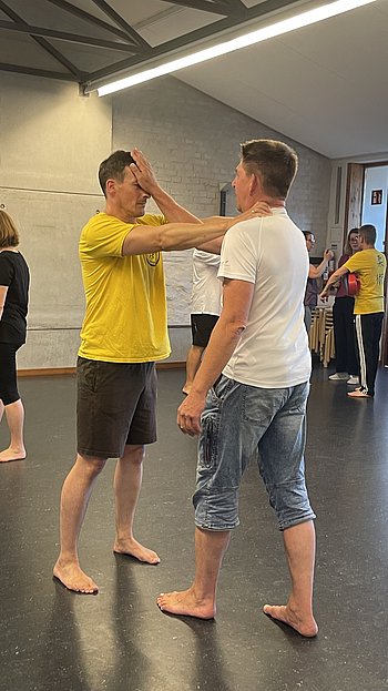 Schlag mit der Hand ins Gesicht des Gegners