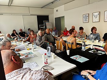 Teilnehmer der RG Wiesbaden folgen den Ausführungen der Referenten