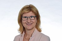 Christiane Möller, Rechtsreferentin des DBSV (Deutscher Blinden- und Sehbehindertenverband); Quelle: DBSV/Ziebe Porträtaufnahme einer Frau mit Brille und blondem schulterlangen Haar, die Ohrstecker und eine Halskette trägt und mit einem roséfarbenem Jackett bekleidet ist.