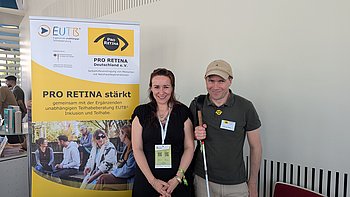 Die politische Referentin Zehra Wellmann-Sam und PRO RETINA Mitglied Florian Wille am PRO RETINA Stand auf den JugendPolitikTagen