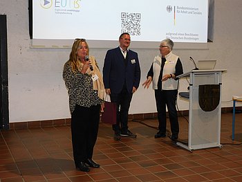 Marion Palm-Stalp und Roswitha Karst bedanken sich bei Sylvester Sachse-Schüler mit einem Präsent